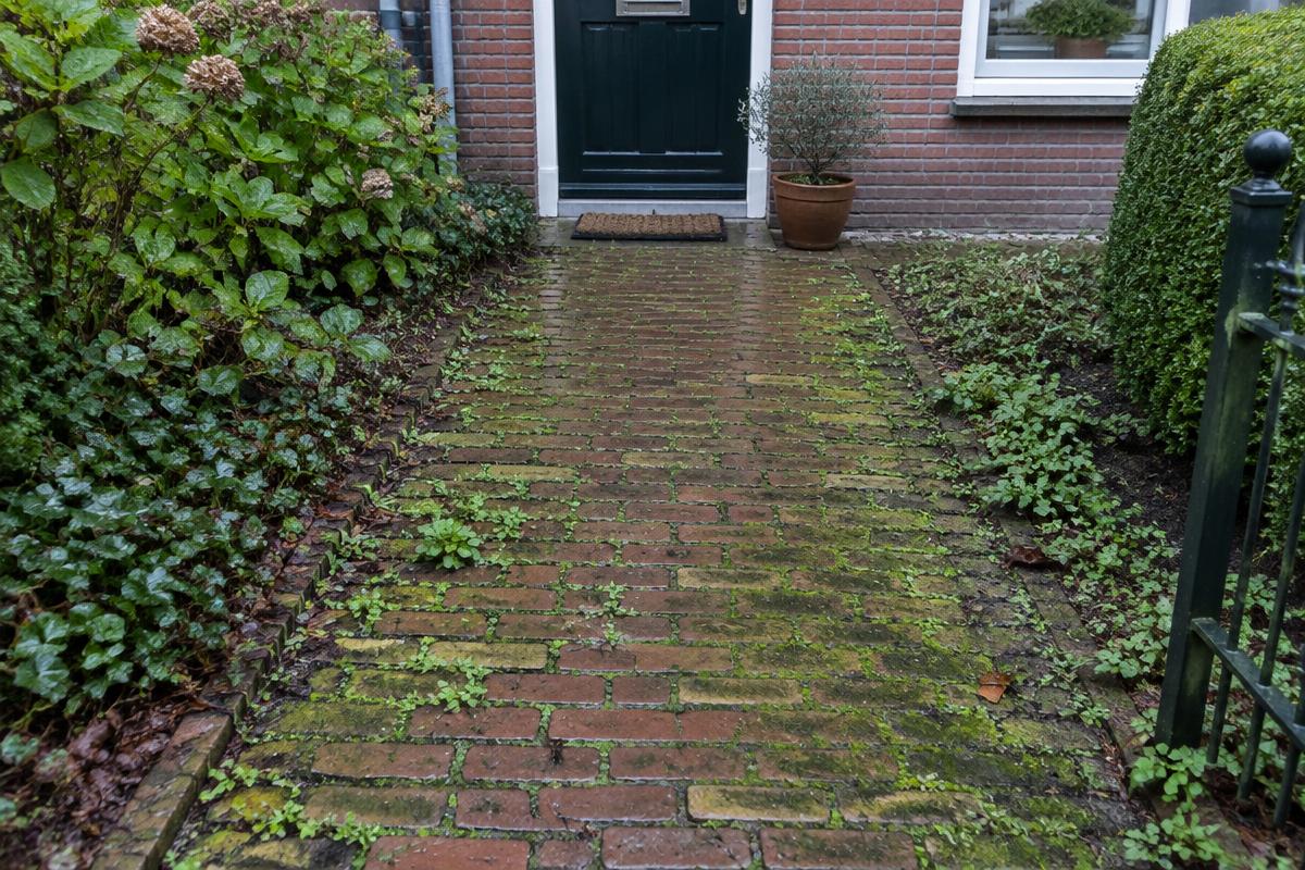 Tuinpad reinigen, Beuningen, voor de reiniging