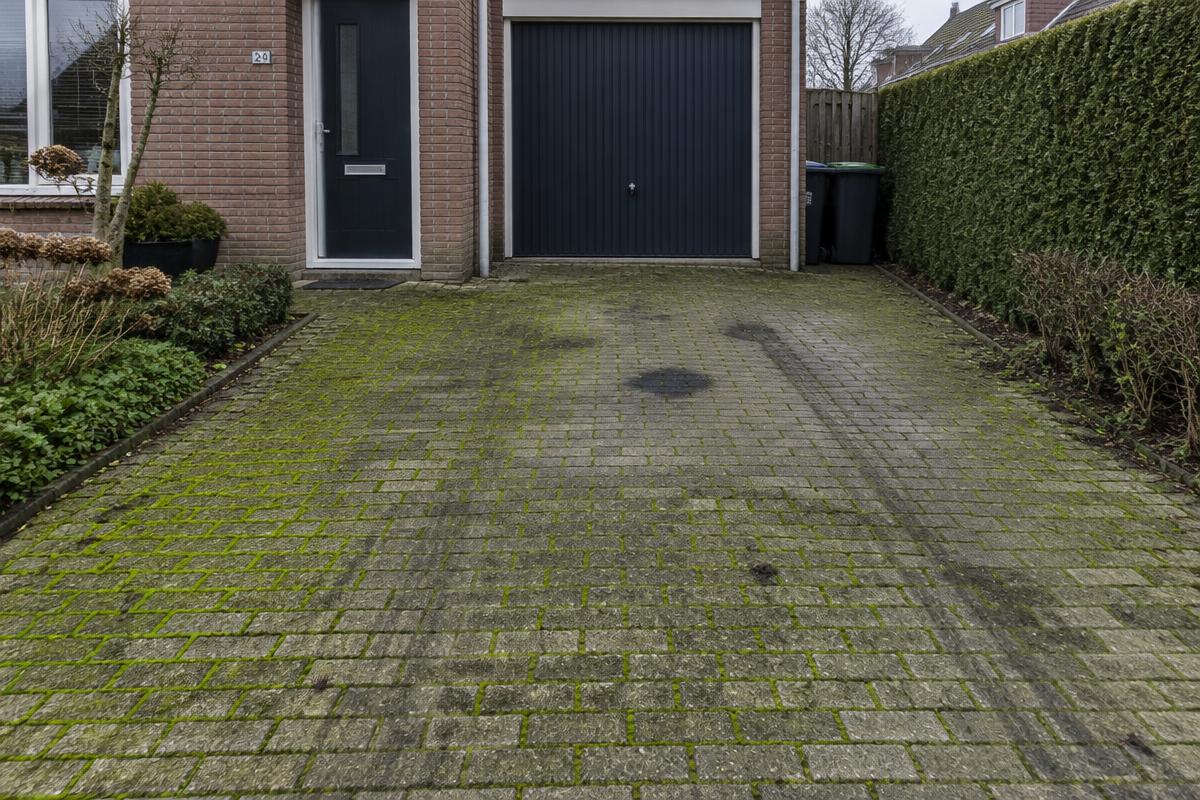 Oprit reinigen, Wijchen, voor de reiniging